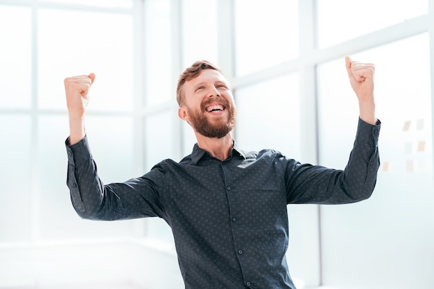 Hombres de negocios jóvenes felices mostrando su éxito