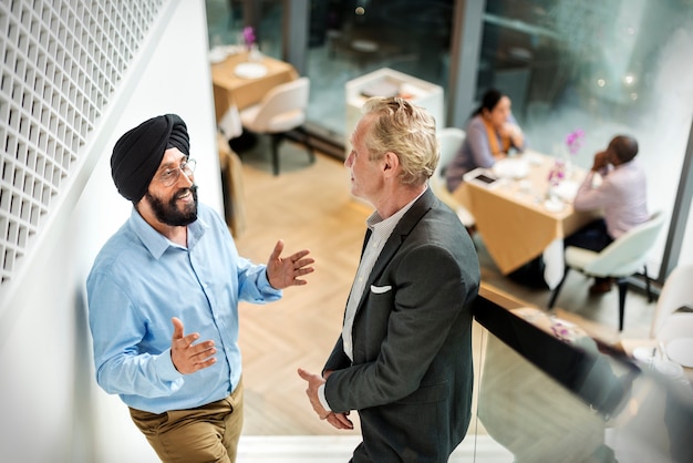 Foto hombres de negocios juntos concepto de comunicación