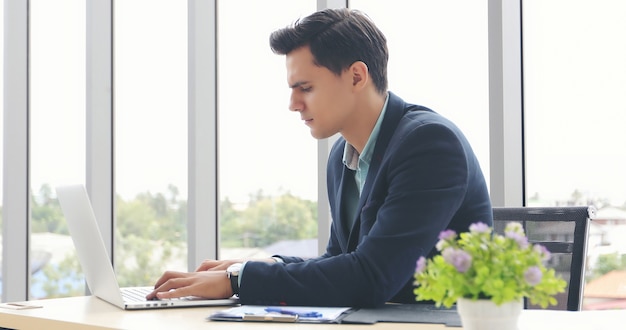 Los hombres de negocios con libreta y llenar en serio el trabajo realizado hasta el dolor de cabeza