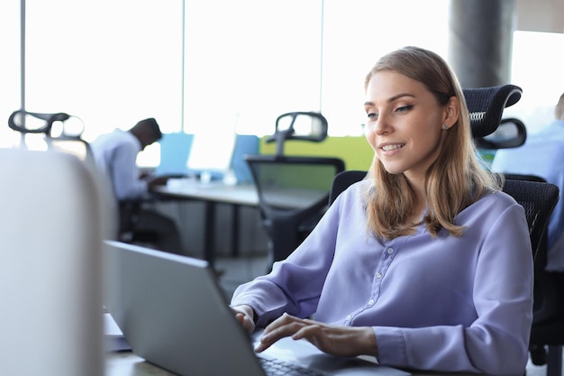 Hombres de negocios modernos que analizan datos del mercado de valores mientras trabajan en la oficina.