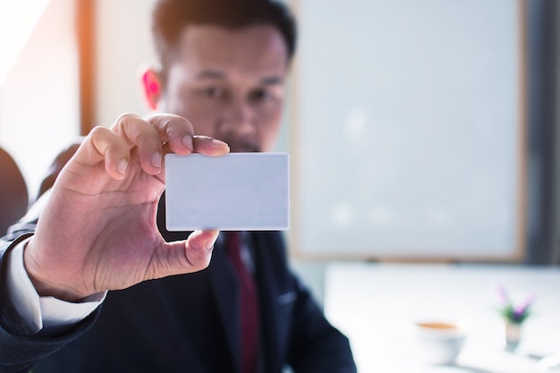 Los hombres de negocios muestran tarjeta en blanco