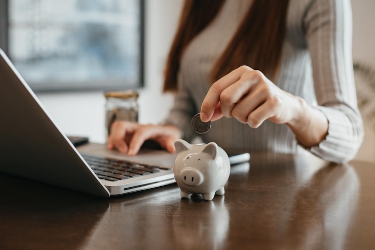Foto los hombres de negocios piensan en el concepto de ahorrar dinero