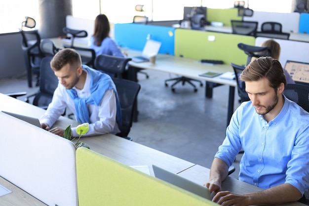 Foto hombres de negocios que analizan los datos del mercado de valores mientras trabajan en la oficina.