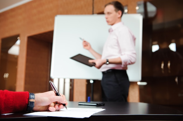 Hombres de negocios que encuentran concepto corporativo de la discusión de la conferencia.