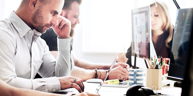 Hombres de negocios que hacen frente a la discusión que trabaja el concepto de la oficina