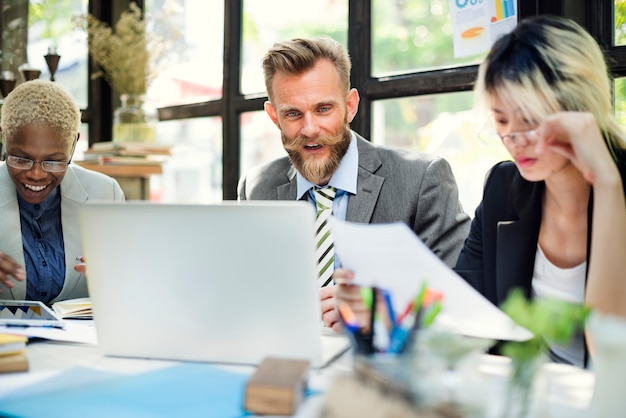 Hombres de negocios que se inspiran concepto corporativo de la discusión