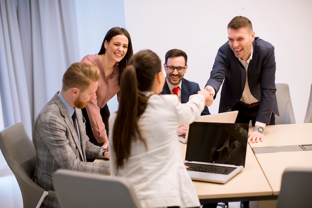 Hombres de negocios que se inspiran en oficina durante conferencia