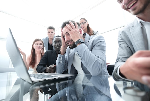 Hombres de negocios que parecen estresados frente a una computadora portátil