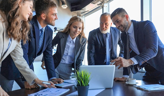 Foto hombres de negocios que satisfacen concepto corporativo de la discusión de la conferencia