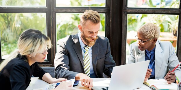 Hombres de negocios que satisfacen concepto corporativo de la discusión de la conferencia