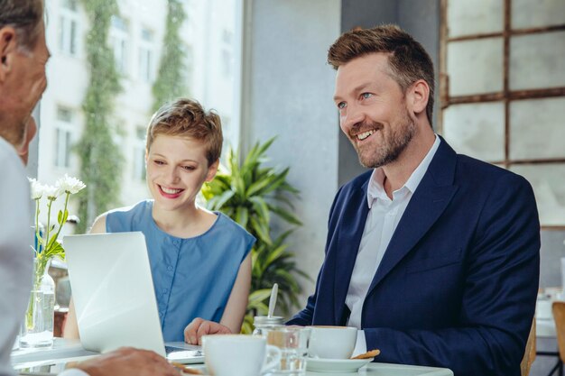 Hombres de negocios que tienen una reunión en un café