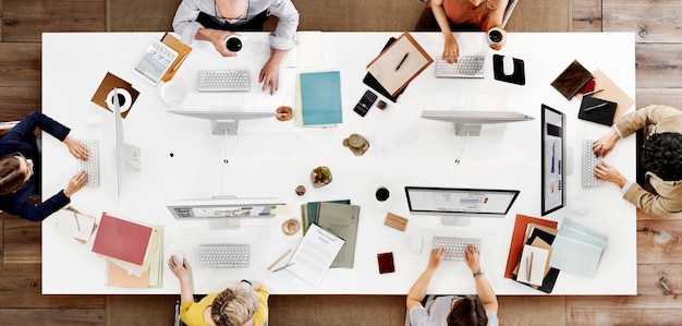 Foto hombres de negocios que usan concepto de trabajo del ordenador