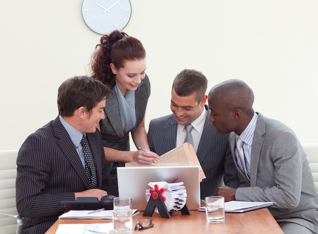 Hombres de negocios en una reunión hablando con una secretaria