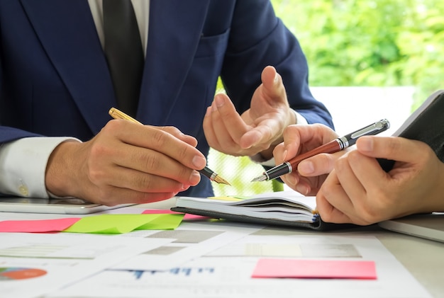 Los hombres de negocios y las secretarias están trabajando juntos