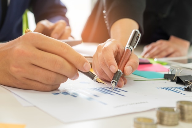 Los hombres de negocios y las secretarias están trabajando juntos