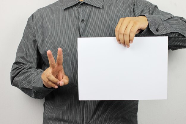 Los hombres de negocios tienen papel blanco en blanco con el signo de la mano.