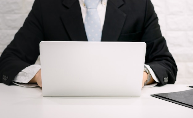 Los hombres de negocios trabajan usando computadoras en sus escritorios