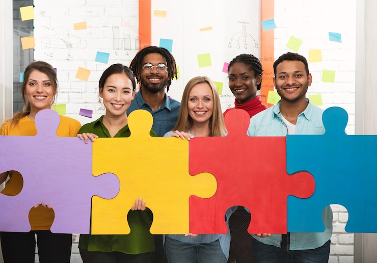 Foto hombres de negocios trabajando juntos para construir un rompecabezas. concepto de trabajo en equipo, asociación, integración y puesta en marcha.