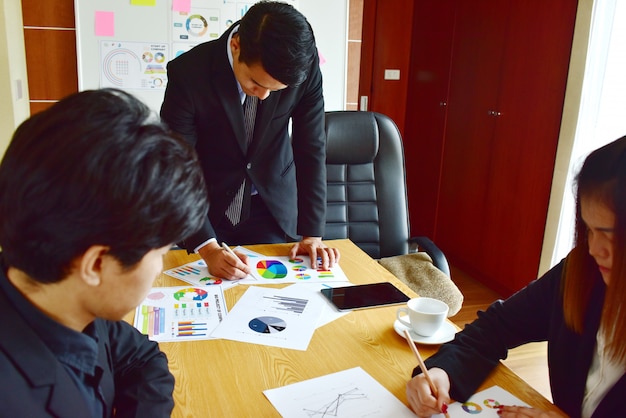 Los hombres de negocios se unen a sesiones de lluvia de ideas para trabajar en proyectos importantes. Concepto de negocio