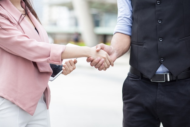 Los hombres de negocios unen sus manos en un negocio