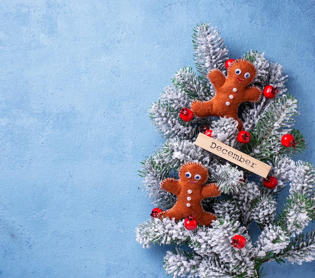 Hombres de pan de jengibre de Navidad hechos de fieltro