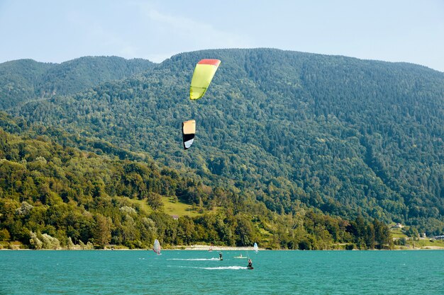 Hombres parapente en el lago santa croce