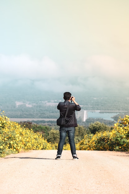 Foto hombres de pie para tomar fotografías naturales.