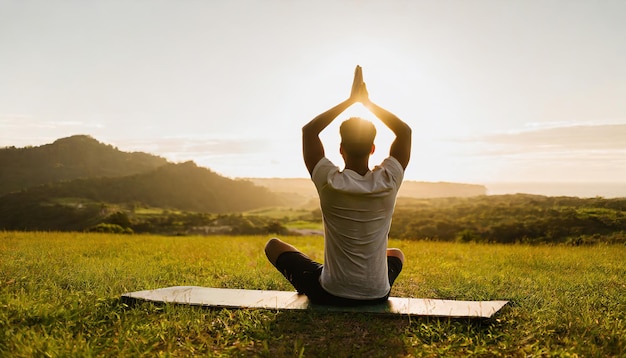 los hombres practican yoga y meditan en el campo