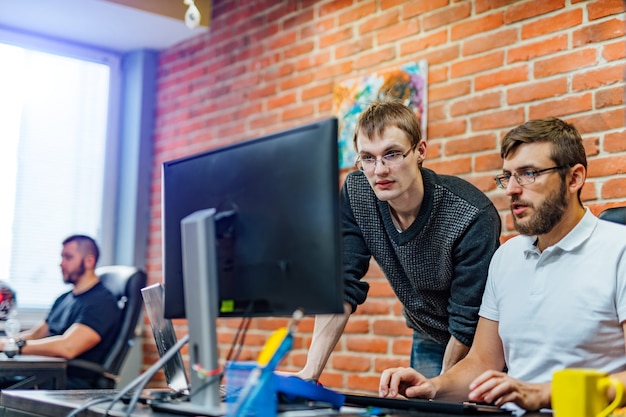 Hombres que trabajan en una oficina moderna