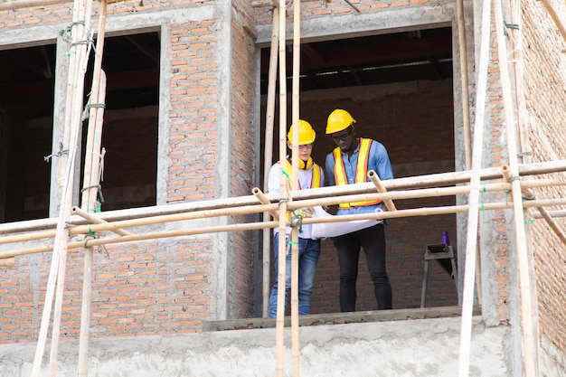 Foto hombres que trabajan en el sitio de construcción