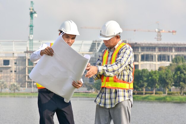 Hombres que trabajan en el sitio de construcción