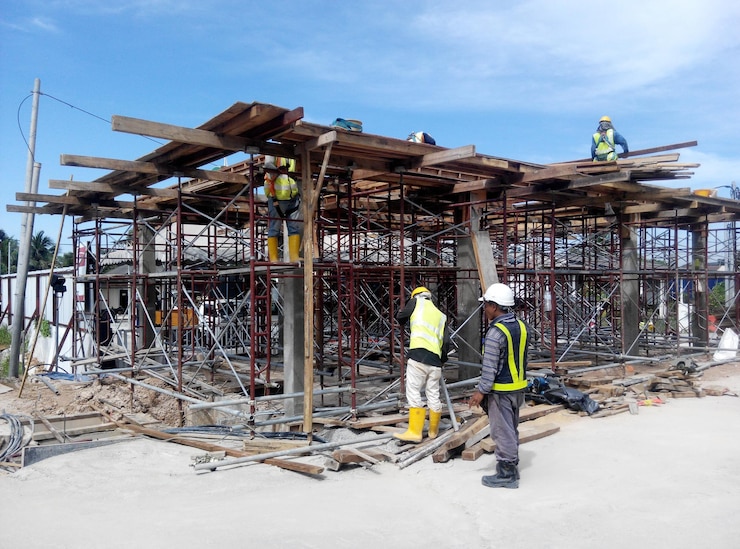 Foto hombres que trabajan en el sitio de construcción