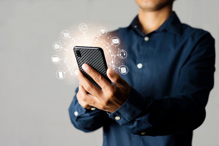 Foto hombres que usan la comunicación en línea para elegir servicios de internet