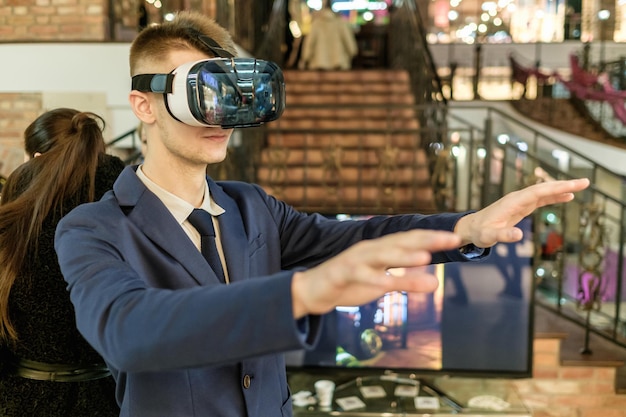 Foto hombres que usan gafas de realidad virtual jugando al juego 3d gadget auriculares tecnología de gafas gafas de cartón vr