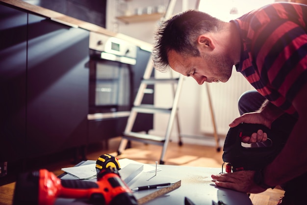 Hombres que usan rompecabezas eléctrico