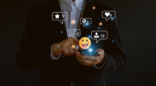 hombres que usan teléfonos inteligentes con redes sociales El concepto de vivir en vacaciones y jugar a las redes sociales Comunicación de distanciamiento social Medios sociales y concepto digital en línea
