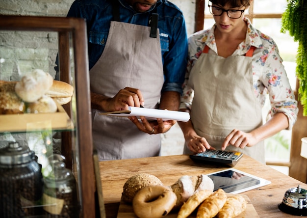 Hombres revisando el stock de pastelería en la panadería