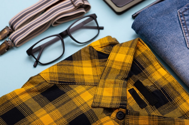 Hombres ropa casual todos los días jeans gafas y camisa