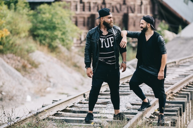 hombres con ropa deportiva y gorra