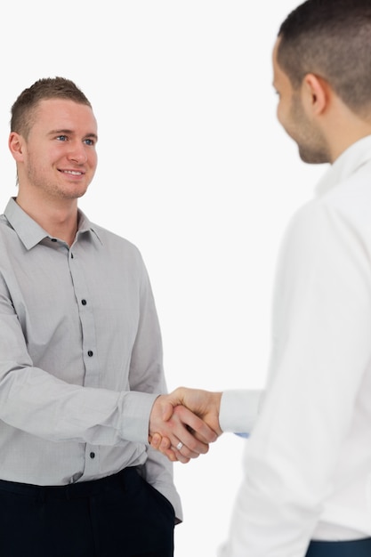 Hombres sonrientes, sacudarir las manos