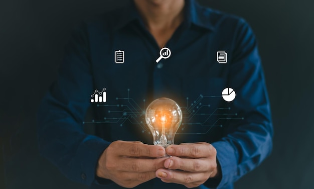 Los hombres tienen bombillas ideas de crecimiento de negocios cooperación