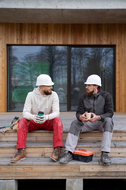 Foto hombres de tiro completo hablando en el trabajo