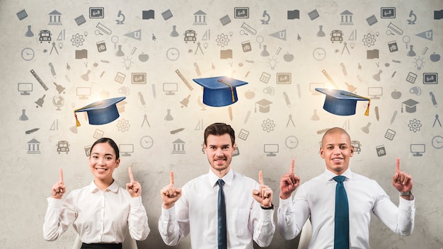 Foto hombres de tiro medio con antecedentes de graduación.