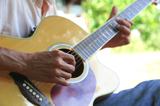 Hombres tocando la guitarra