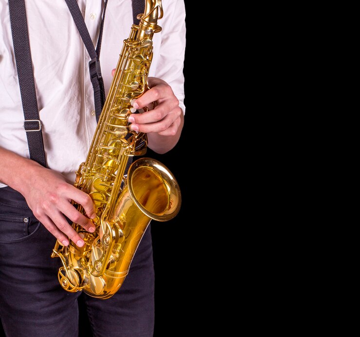 Foto hombres tocando el saxofón. cerca de hombres tocando el saxofón