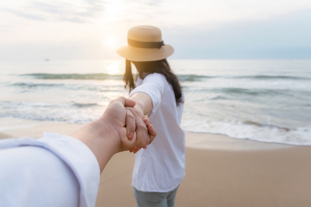 Hombres tomados de la mano mujeres en la playa para ser feliz