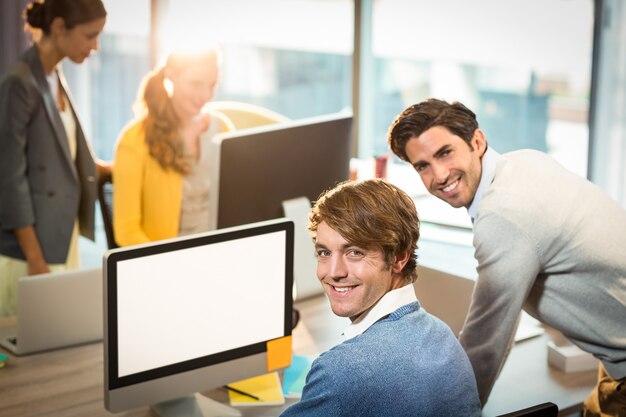 Hombres trabajando en computadora