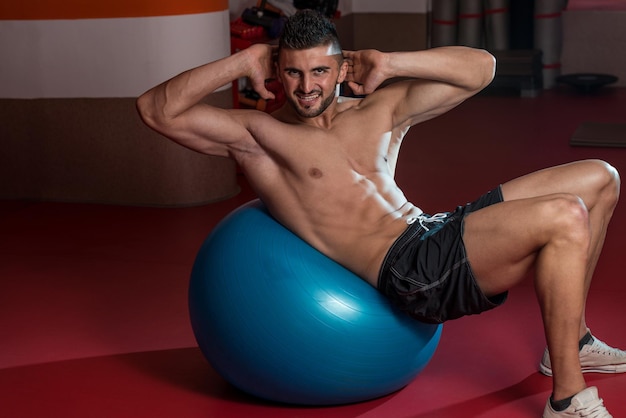 Hombres trabajando con una pelota de ejercicio