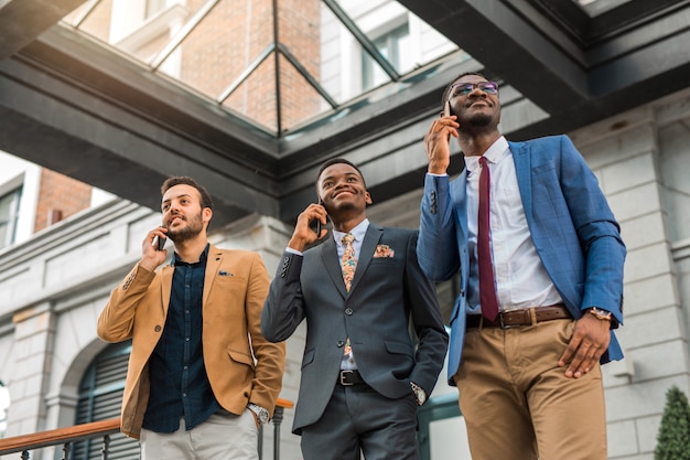 hombres de traje hablando por teléfono