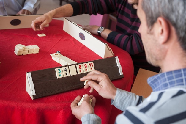 Hombres turcos locales jugando muy juego de mesa Okey o rummikub en Antalya Turquía